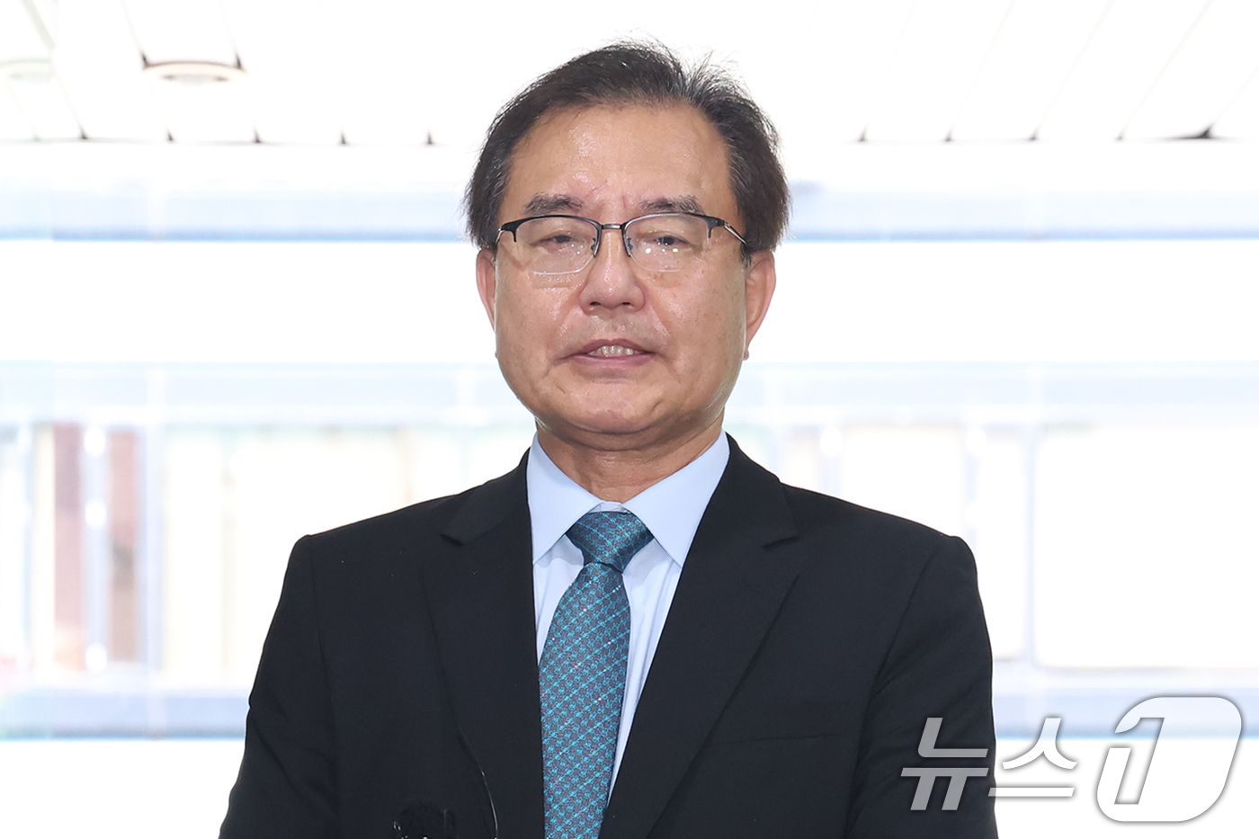 (서울=뉴스1) 민경석 기자 = 순직 해병 수사 방해 의혹 사건 수사를 맡은 이명현 특별검사가 20일 오전 서울 서초구 사무실로 출근하며 취재진의 질문에 답하고 있다. 2025.6 …