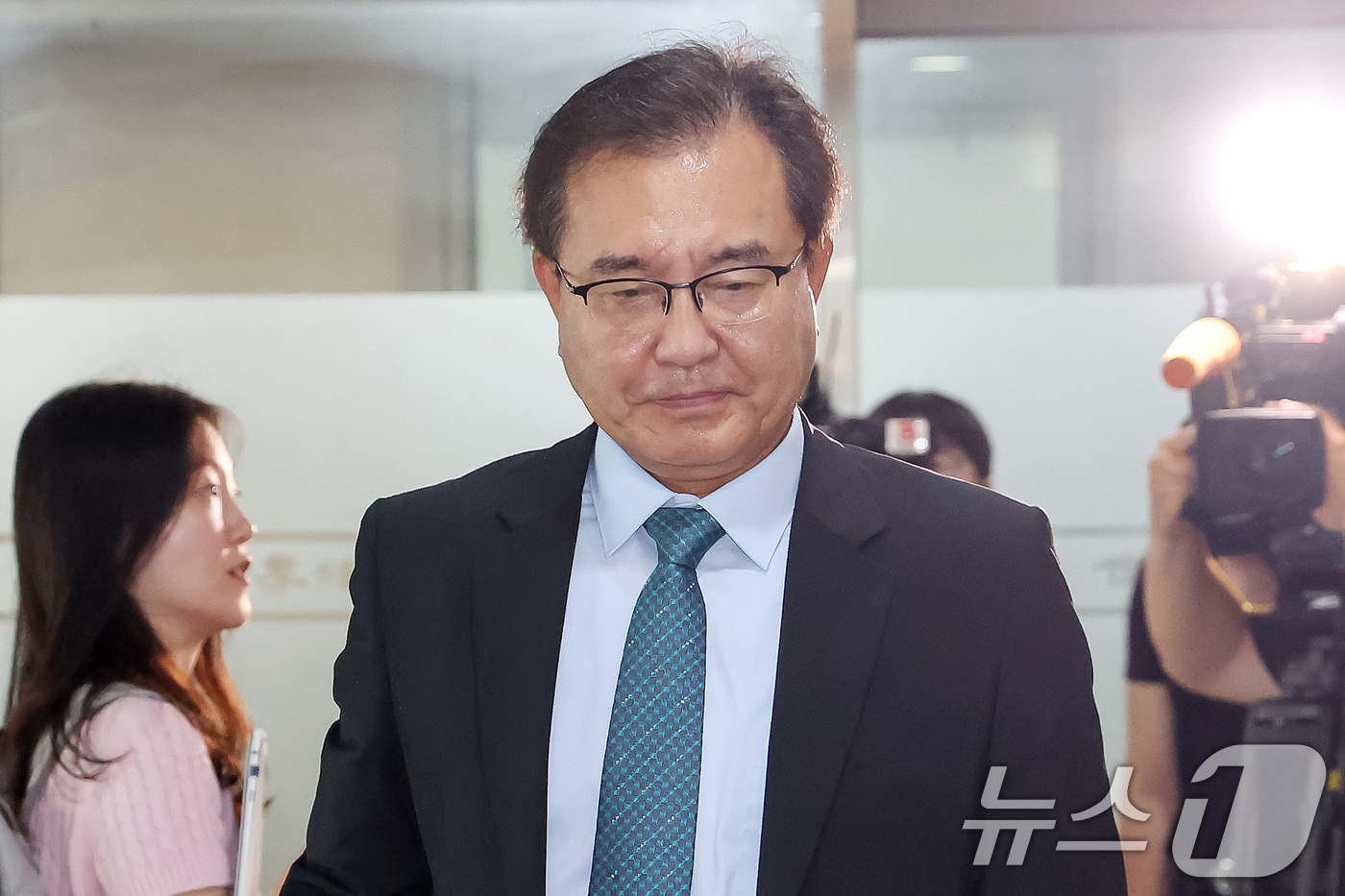 (서울=뉴스1) 민경석 기자 = 순직 해병 수사 방해 의혹 사건 수사를 맡은 이명현 특별검사가 20일 오전 서울 서초구 사무실로 출근하고 있다. 2025.6.20/뉴스1