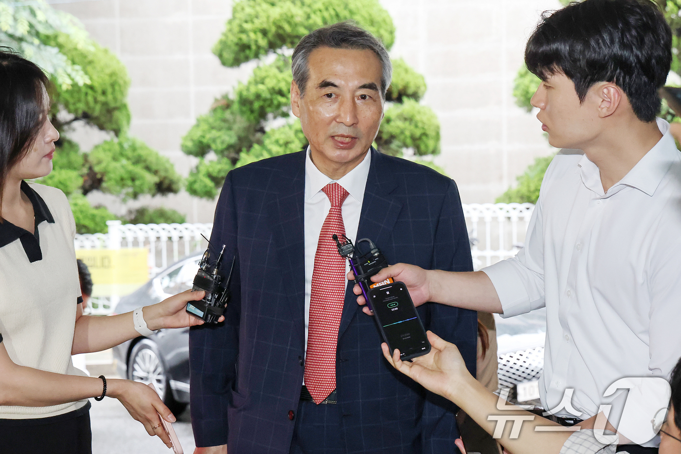 (서울=뉴스1) 민경석 기자 = 윤석열 전 대통령의 부인 김건희 여사 의혹 관련 사건을 맡은 민중기 특별검사가 20일 오전 서울 서초구 사무실로 출근하고 있다. 2025.6.20/ …