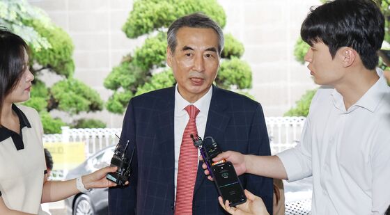 취재진 질문에 답변하는 민중기 특검