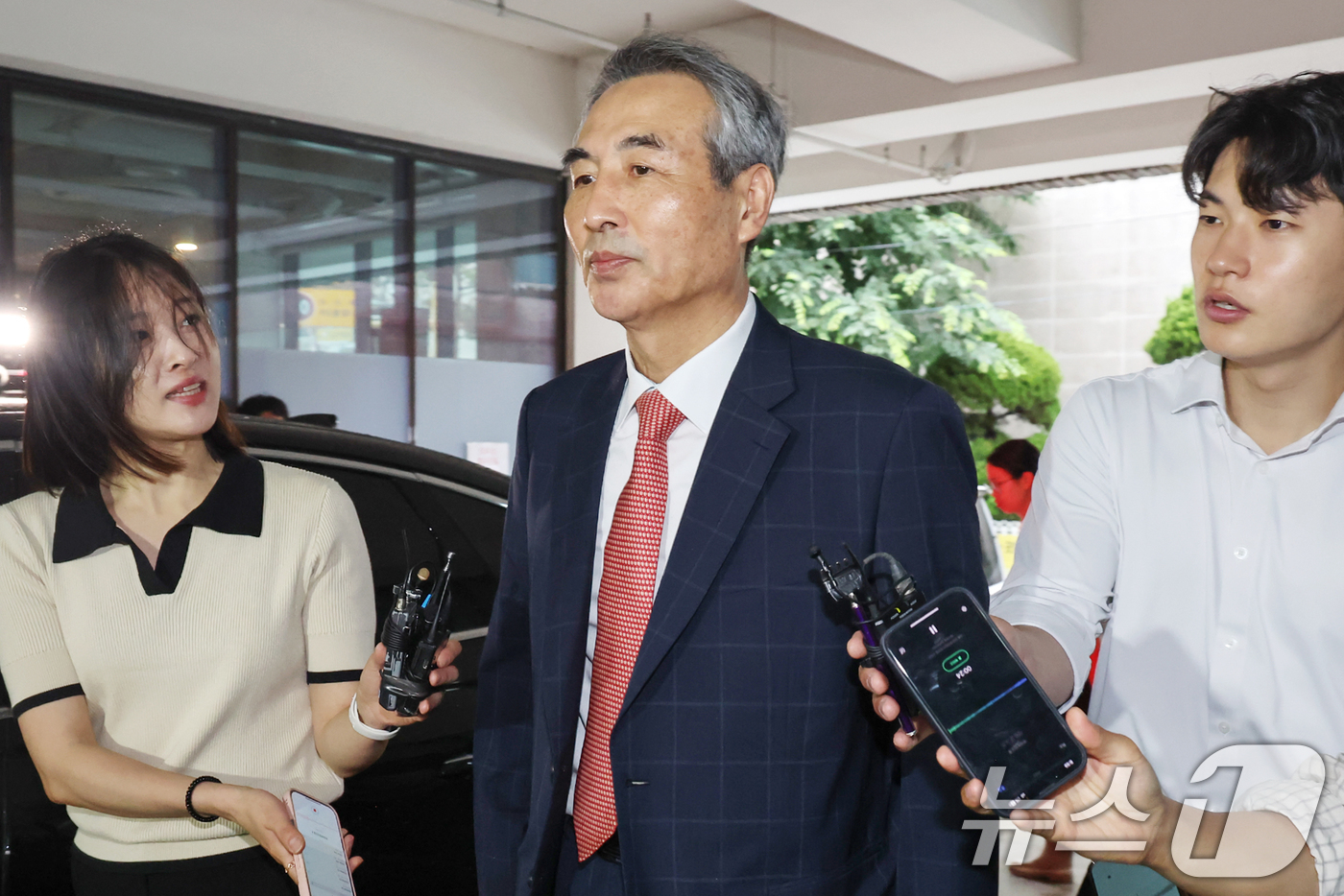 (서울=뉴스1) 민경석 기자 = 윤석열 전 대통령의 부인 김건희 여사 의혹 관련 사건을 맡은 민중기 특별검사가 20일 오전 서울 서초구 사무실로 출근하고 있다. 2025.6.20/ …