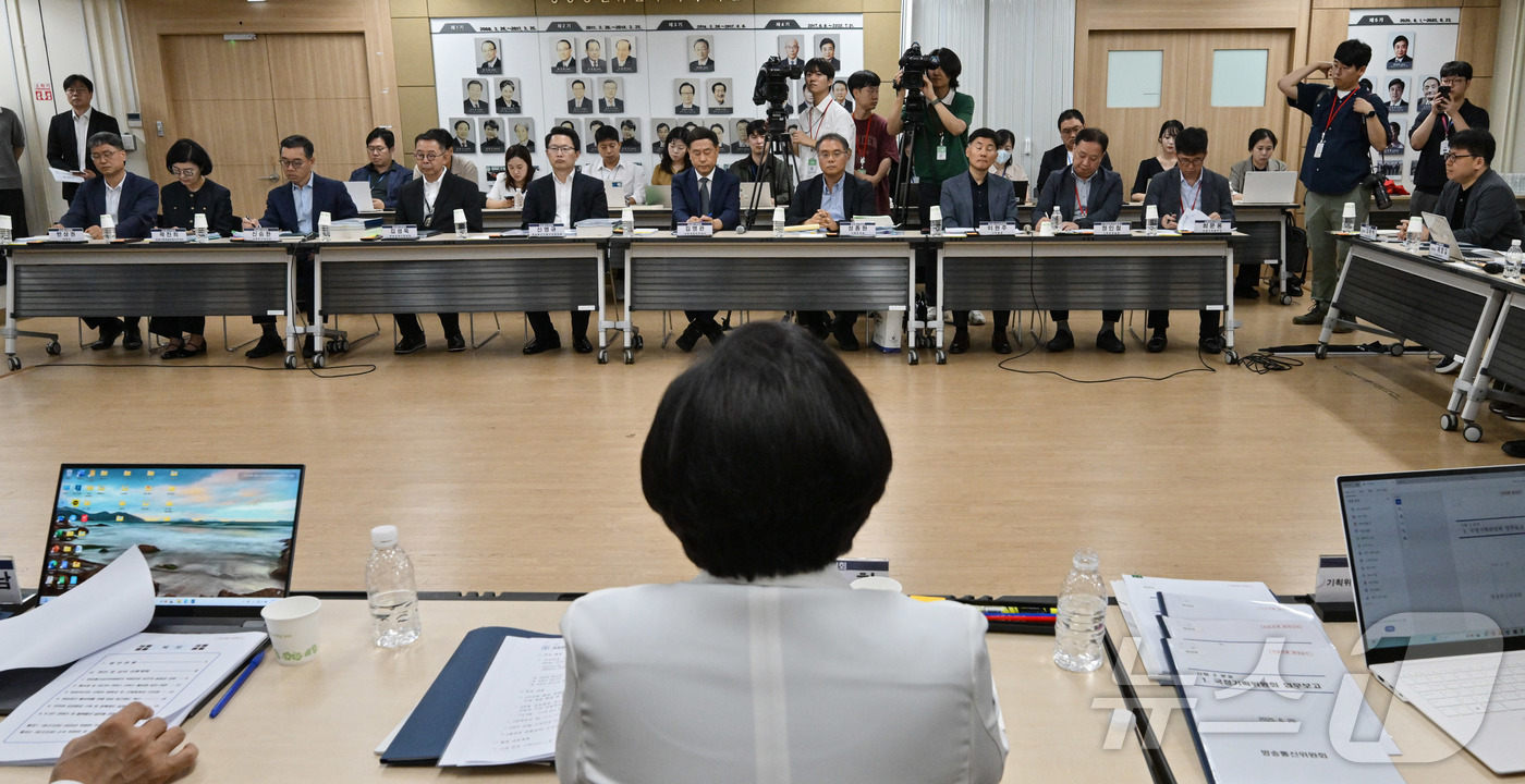 (과천=뉴스1) 박정호 기자 = 김현 국정기획위원회 경제2분과 방송·통신분과장이 20일 오전 경기 과천시 정부과천청사 방송통신위원회에서 열린 국정기획위원회 방통위 업무보고에서 발언 …