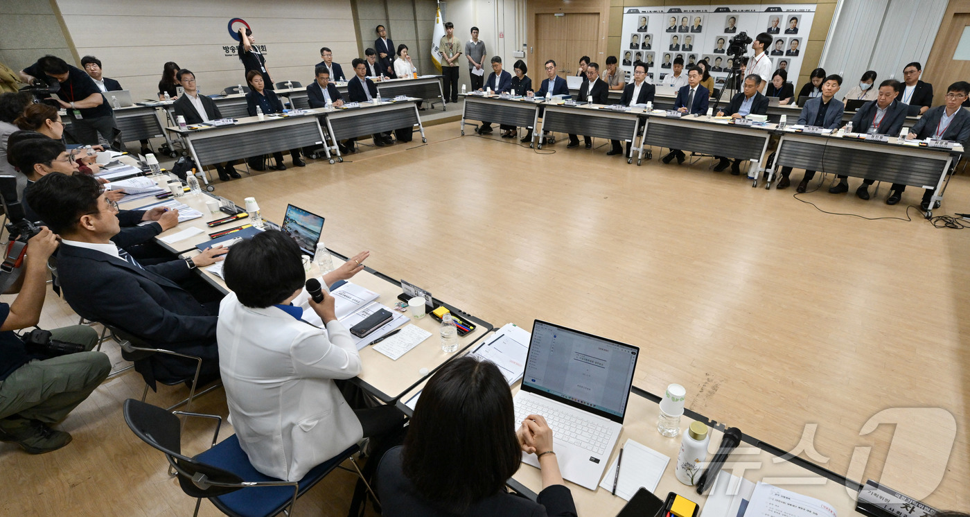 (과천=뉴스1) 박정호 기자 = 김현 국정기획위원회 경제2분과 방송·통신분과장이 20일 오전 경기 과천시 정부과천청사 방송통신위원회에서 열린 국정기획위원회 방통위 업무보고에서 발언 …