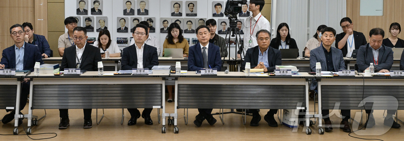 (과천=뉴스1) 박정호 기자 = 김영관 방송통신위원회(방통위) 사무처장 직무대행을 비롯한 관계자들이 20일 오전 경기 과천시 정부과천청사 방통위에서 열린 국정기획위원회 방통위 업무 …