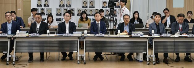 김현 방송·통신분과장 발언 경청하는 방통위 간부들