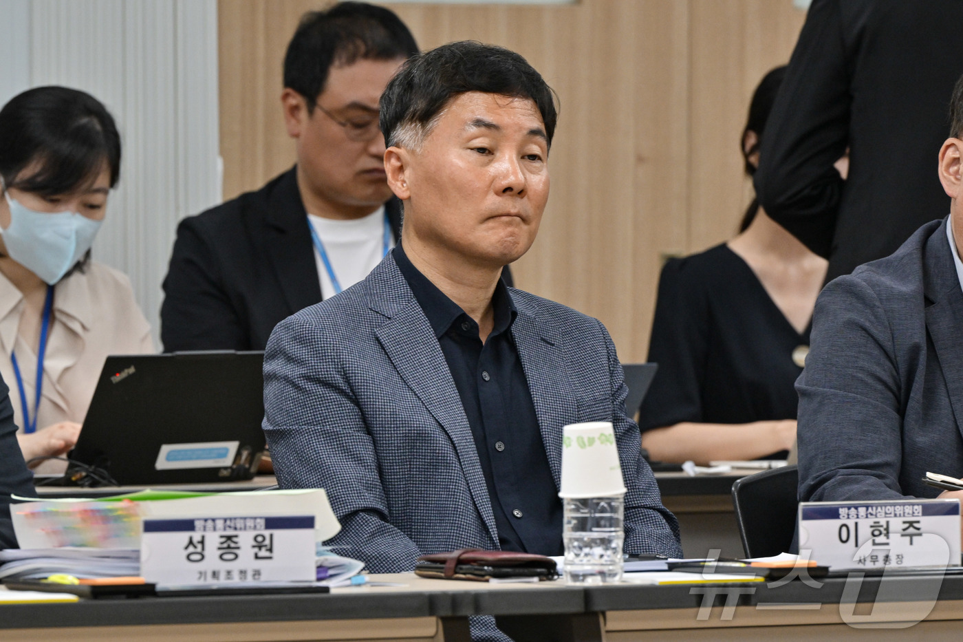 (과천=뉴스1) 박정호 기자 = 이현주 방송통신심의위원회 사무총장이 20일 오전 경기 과천시 정부과천청사 방통위에서 열린 국정기획위원회 방통위 업무보고에서 김현 국정기획위원회 경제 …