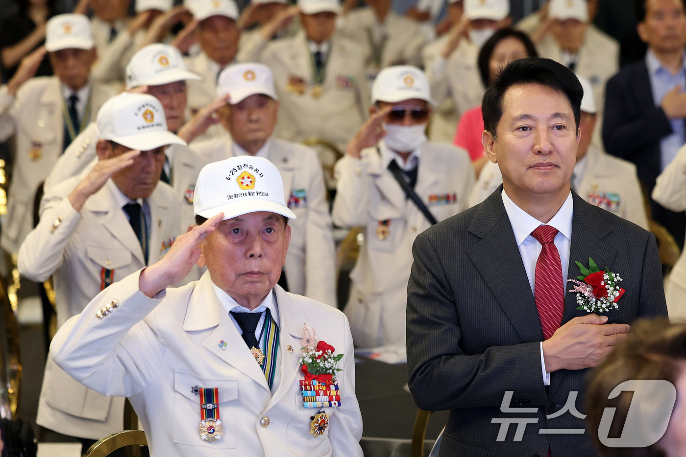 (서울=뉴스1) 이동해 기자 = 오세훈 서울시장이 20일 오전 서울 마포구 케이터틀에서 열린 제75주년 6·25전쟁 참전유공자 위로연에서 국기에 대한 경례를 하고 있다. 2025. …