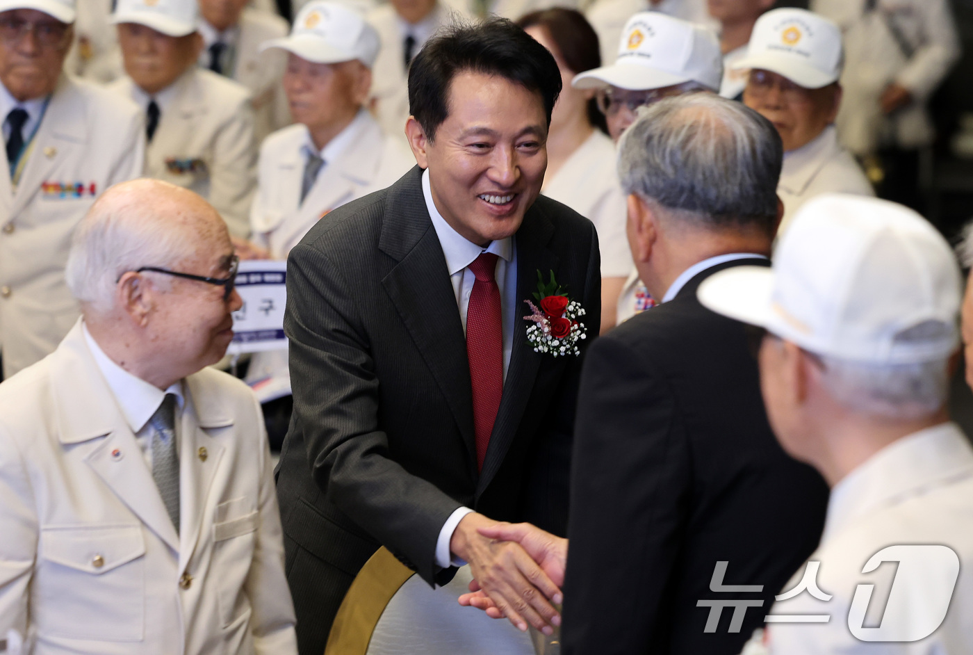 (서울=뉴스1) 이동해 기자 = 오세훈 서울시장이 20일 오전 서울 마포구 케이터틀에서 열린 제75주년 6·25전쟁 참전유공자 위로연에서 유공자들과 인사를 나누고 있다. 2025. …