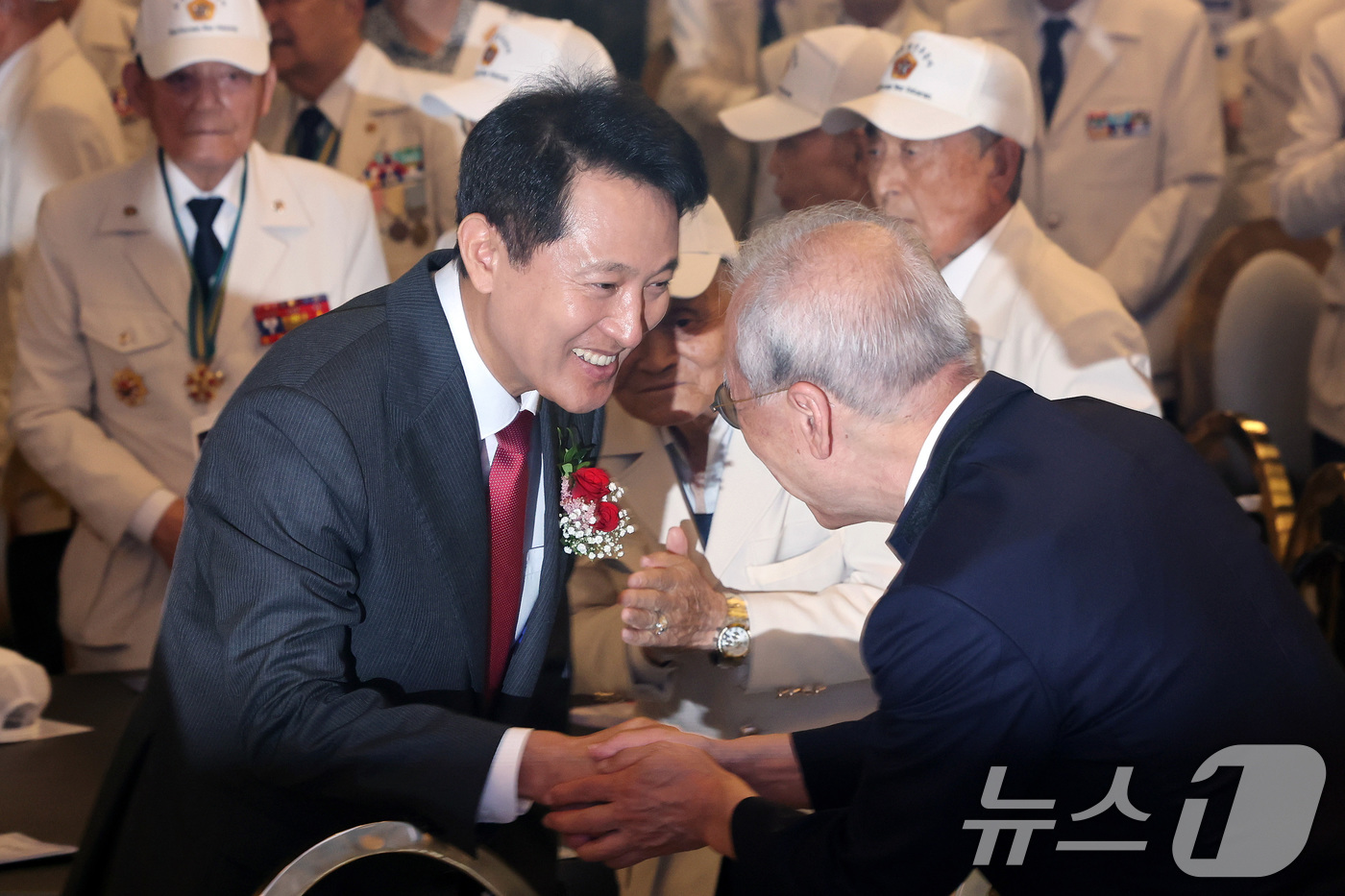 (서울=뉴스1) 이동해 기자 = 오세훈 서울시장이 20일 오전 서울 마포구 케이터틀에서 열린 제75주년 6·25전쟁 참전유공자 위로연에서 유공자들과 인사를 나누고 있다. 2025. …