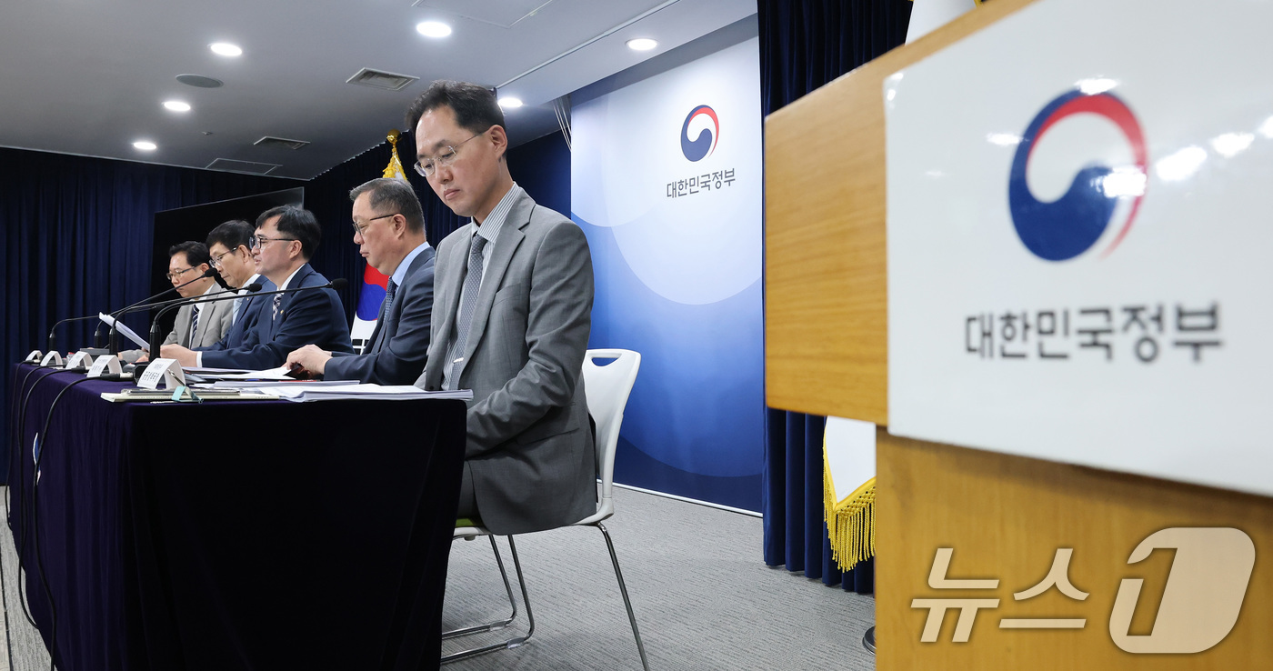 (서울=뉴스1) 임세영 기자 = 임기근 기획재정부 2차관이 20일 오전 서울 종로구 정부서울청사에서 2024년도 공공기관 경영평가 결과를 발표하고 있다.왼쪽부터 배근호 감사평가단장 …