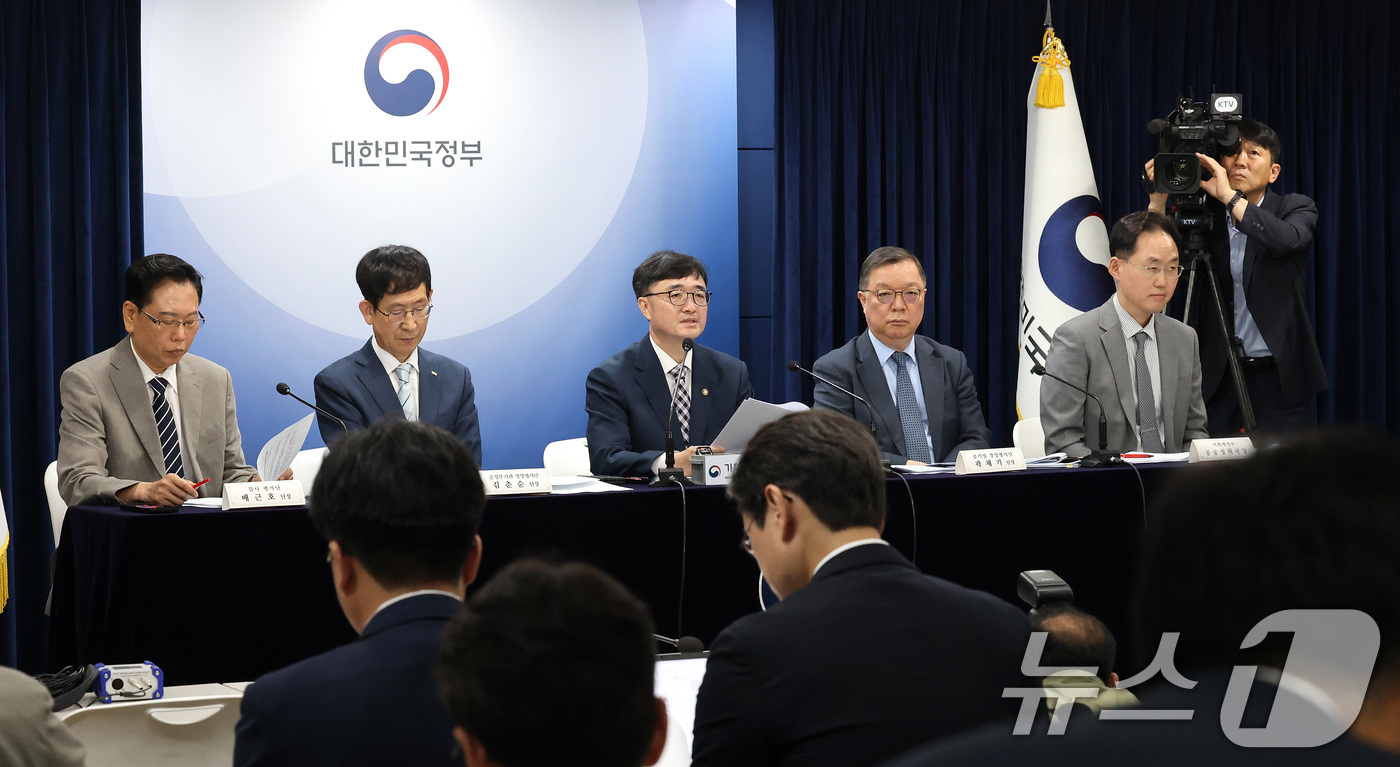 (서울=뉴스1) 임세영 기자 = 임기근 기획재정부 2차관이 20일 오전 서울 종로구 정부서울청사에서 2024년도 공공기관 경영평가 결과를 발표하고 있다.왼쪽부터 배근호 감사평가단장 …