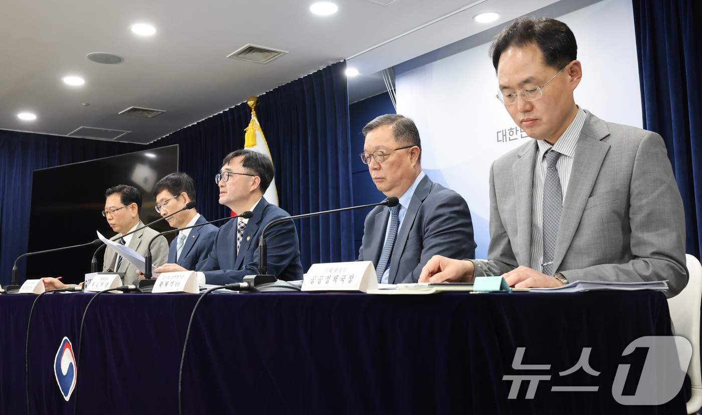 (서울=뉴스1) 임세영 기자 = 임기근 기획재정부 2차관이 20일 오전 서울 종로구 정부서울청사에서 2024년도 공공기관 경영평가 결과를 발표하고 있다.왼쪽부터 배근호 감사평가단장 …