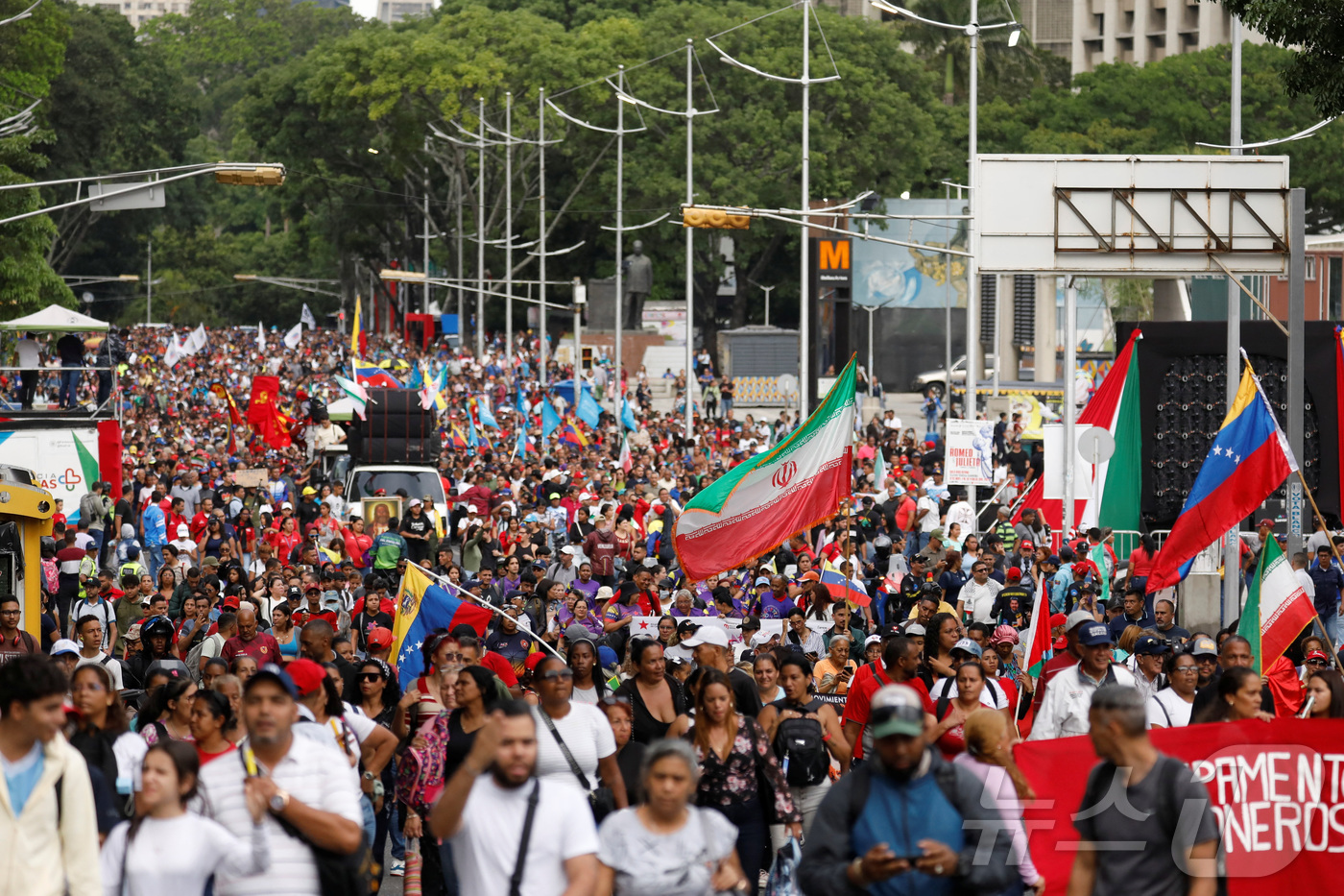 (카라카스 로이터=뉴스1) 권영미 기자 = 베네수엘라 국민들이 19일(현지시간) 카라카스에서 이란 지지 시위를 벌이고 있다. 2025.06.19.ⓒ 로이터=뉴스1