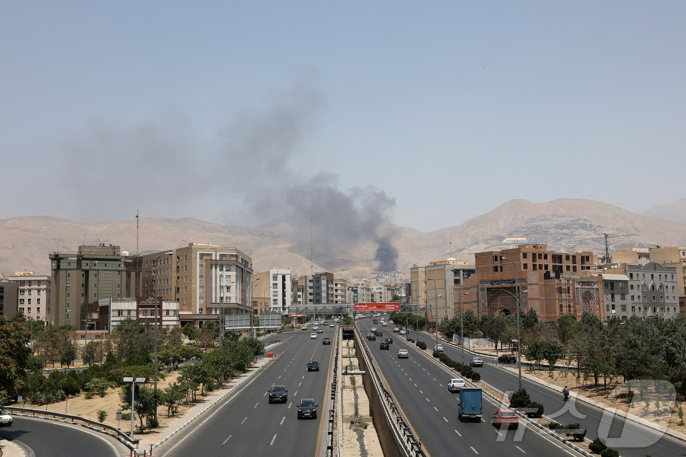 (테헤란 로이터=뉴스1) 권영미 기자 = 이란 테헤란의 샤란 석유 저장고에서 16일(현지시간) 연기가 피어오르고 있다. 이란은 이스라엘이 이 저장고를 공격했다고 주장하고 있다. 2 …