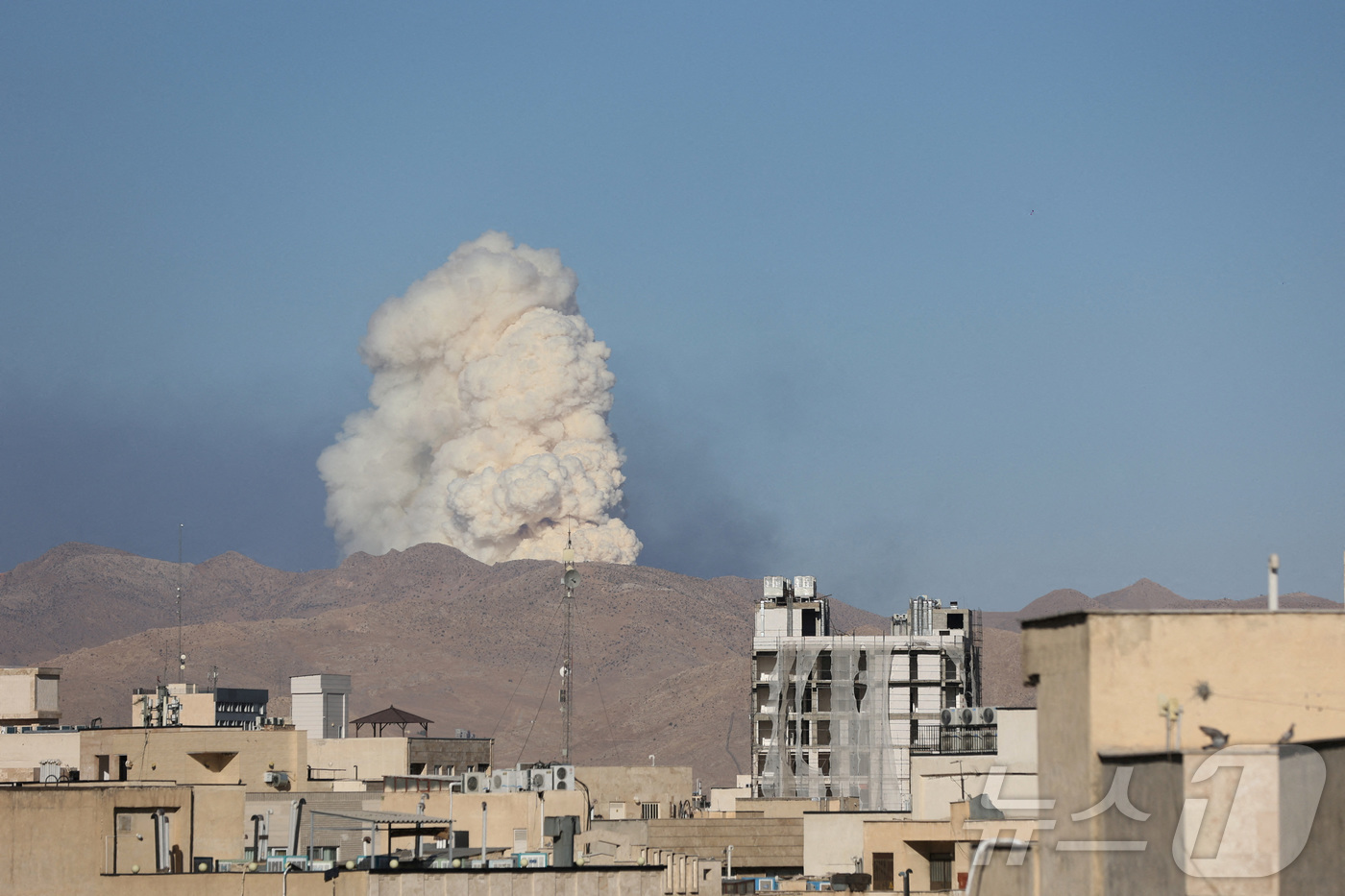 (테헤란 로이터=뉴스1) 권영미 기자 = 18일(현지시간) 이스라엘이 이란의 수도 테헤란을 공격해 흰 연기가 피어오르고 있다. 2025.06.18,ⓒ 로이터=뉴스1