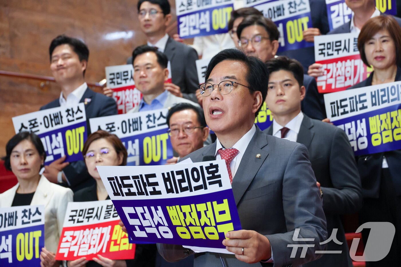 본문 이미지 - 송언석 국민의힘 원내대표가 20일 오전 서울 여의도 국회에서 &#39;비리백화점 이재명 정부 인사청문회 대책 긴급의원총회&#39;를 마친 뒤 김민석 국무총리 후보자 지명 철회 등을 요구하며 발언하고 있다. 2025.6.20/뉴스1 ⓒ News1 안은나 기자