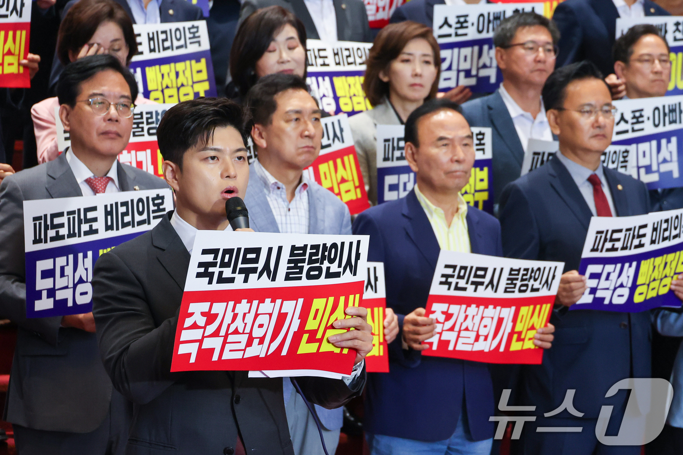 (서울=뉴스1) 안은나 기자 = 김용태 국민의힘 비상대책위원장이 20일 오전 서울 여의도 국회에서 '비리백화점 이재명 정부 인사청문회 대책 긴급의원총회'를 마친 뒤 김민석 국무총리 …