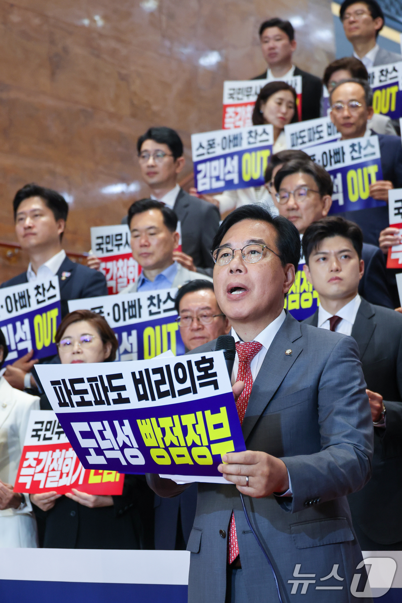 (서울=뉴스1) 안은나 기자 = 송언석 국민의힘 원내대표가 20일 오전 서울 여의도 국회에서 '비리백화점 이재명 정부 인사청문회 대책 긴급의원총회'를 마친 뒤 김민석 국무총리 후보 …