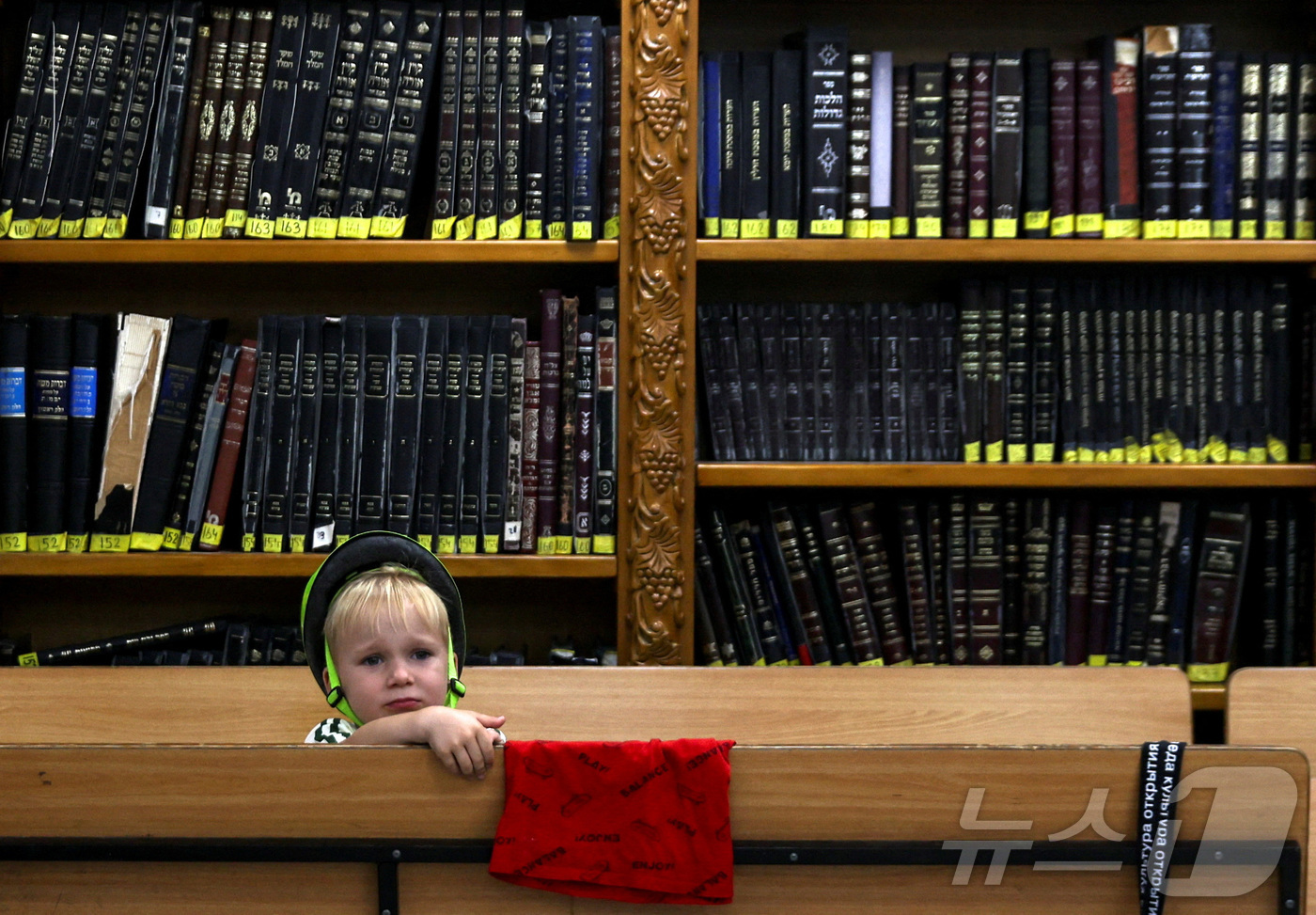 (하이파 로이터=뉴스1) 권영미 기자 = 한 이스라엘 어린이가 19일(현지시간) 교회당이었다가 대피소로 바꾼 건물 안에서 두려운 표정으로 앉아 있다. 2025.06.19.ⓒ 로이터 …