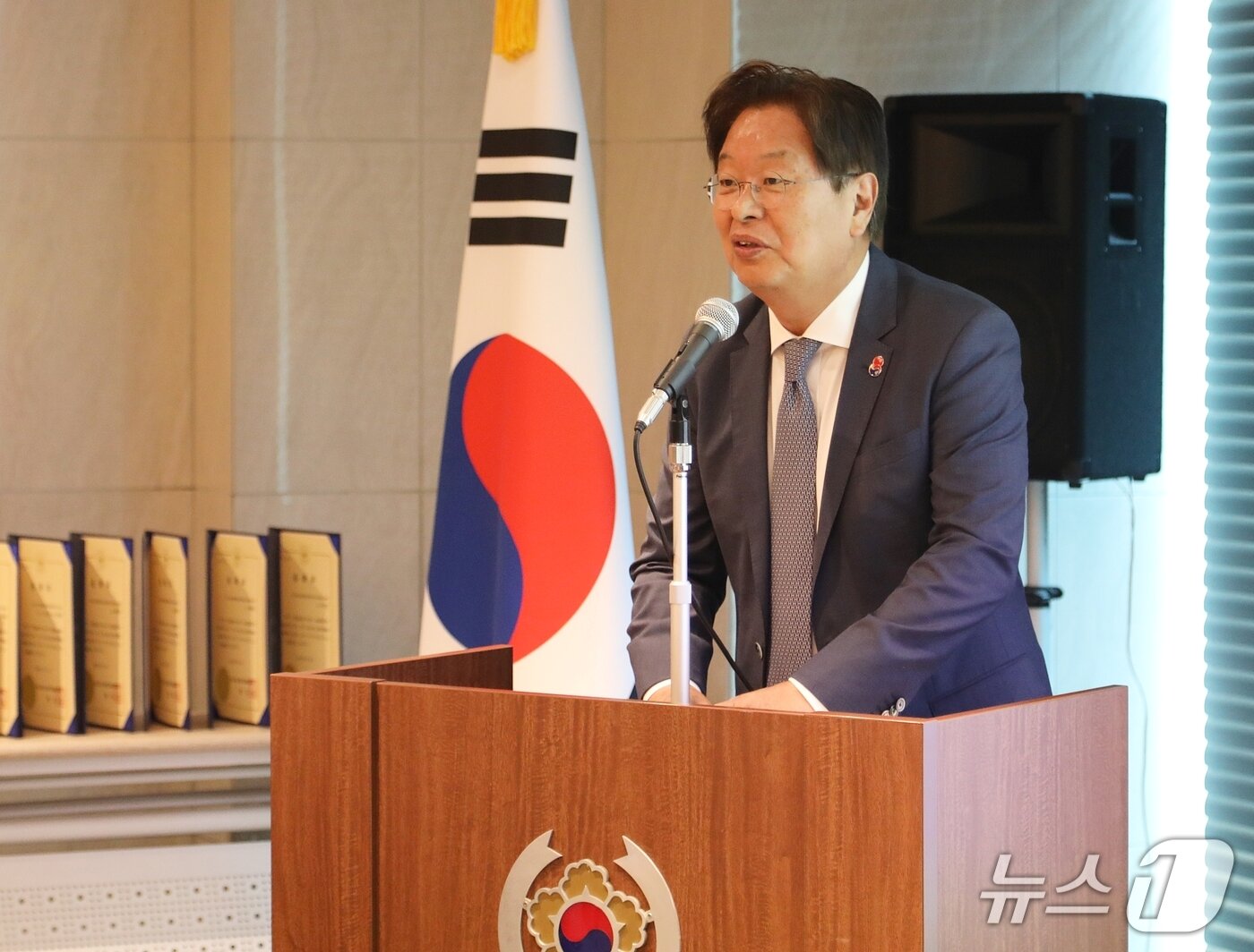 본문 이미지 - 20일 일본 오사카시 주오구에 위치한 주오사카 대한민국 총영사관 5층 강당에서 &#39;주오사카 대한민국 총영사관 건설기성회&#39; 유족과 동포단체 관계자가 참석한 가운데 공관기증에 대한 감사장 전달 행사가 진행됐다. 이날 행사에는 기성회 유족과 동포단체 관계자 등 90여 명이 참석했다. 사진은 진창수 주오사카 총영사가 축사를 하고 있는 모습.2025.06.20/뉴스1 ⓒNews1 노민호 기자