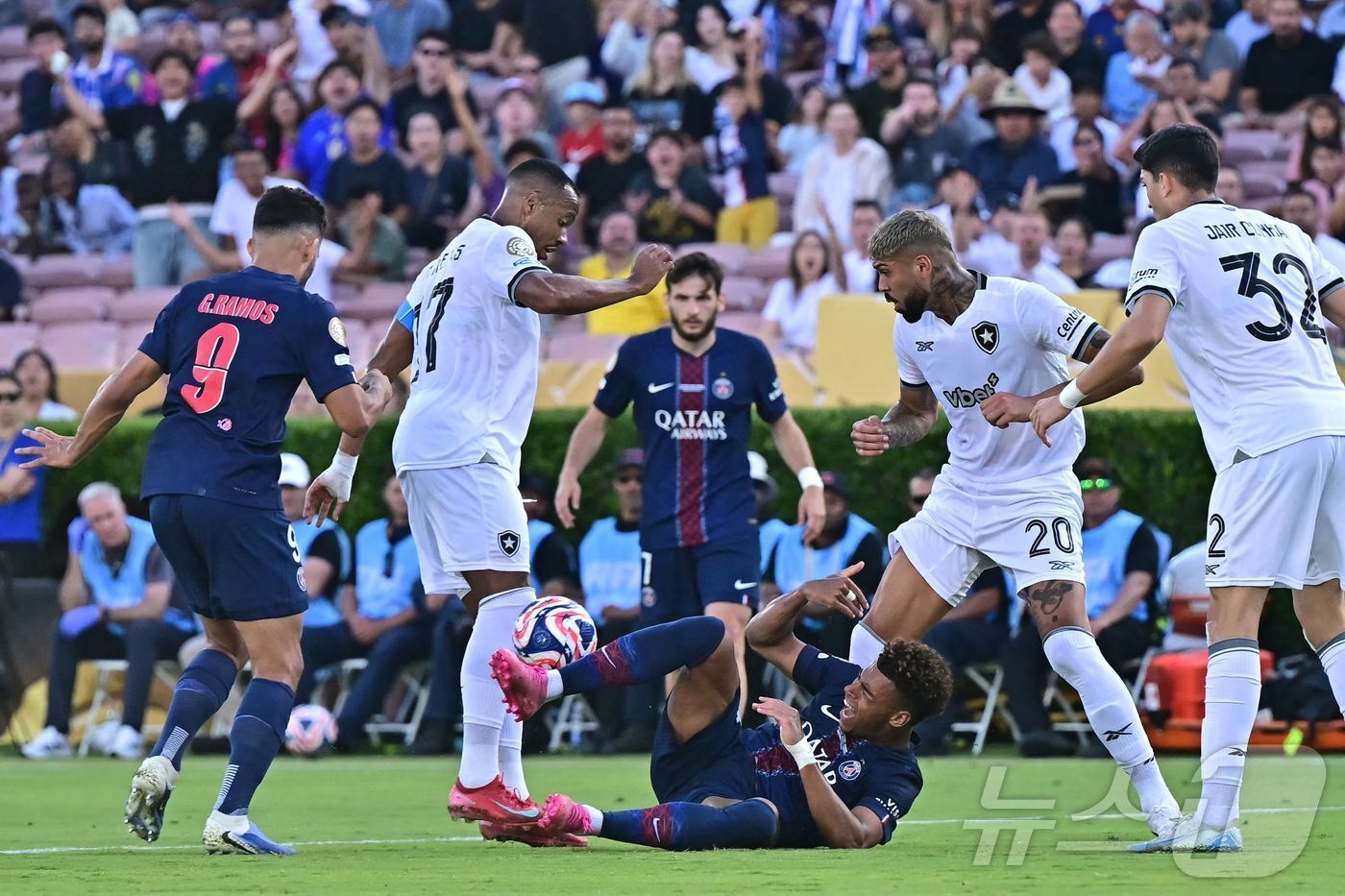 본문 이미지 - PSG와 보타포구의 경기 모습 ⓒ AFP=뉴스1