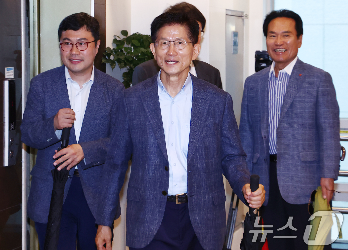 (서울=뉴스1) 김민지 기자 = 김문수 전 국민의힘 대통령 후보가 20일 대선 후 캠프 관계자들과 오찬을 하기 위해 서울 여의도의 한 중식당으로 들어가고 있다. 2025.6.20/ …