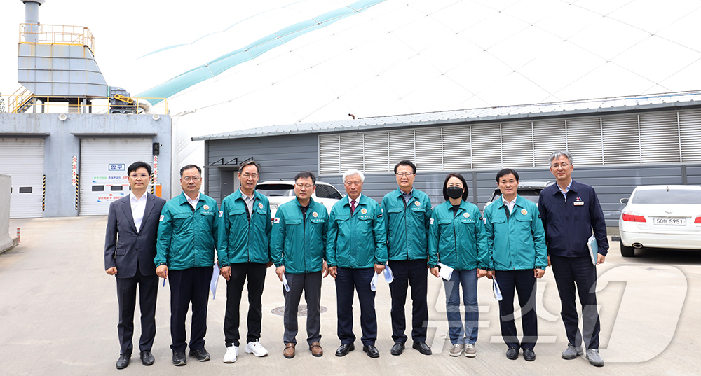 (서산=뉴스1) 이동원 기자 = 서산시의회 산업건설위원회(위원장 안동석)는 지난 19일 2025년도 행정사무감사 중 지곡면 오토밸리 산업폐기물 매립장(이하 산폐장)에 대한 현장방문 …