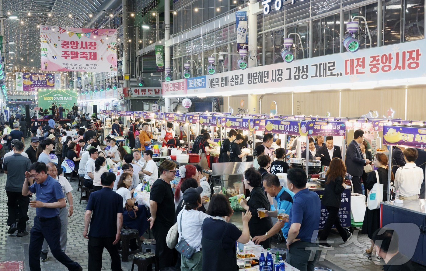 (대전=뉴스1) 이동원 기자 = 대전 동구(구청장 박희조)는 지난 19일 중앙시장 화월통 일원에서 ‘제3회 중앙시장 야시장 동구야(夜)놀자’ 개장식을 개최했다.이날 개장식에는 박희 …