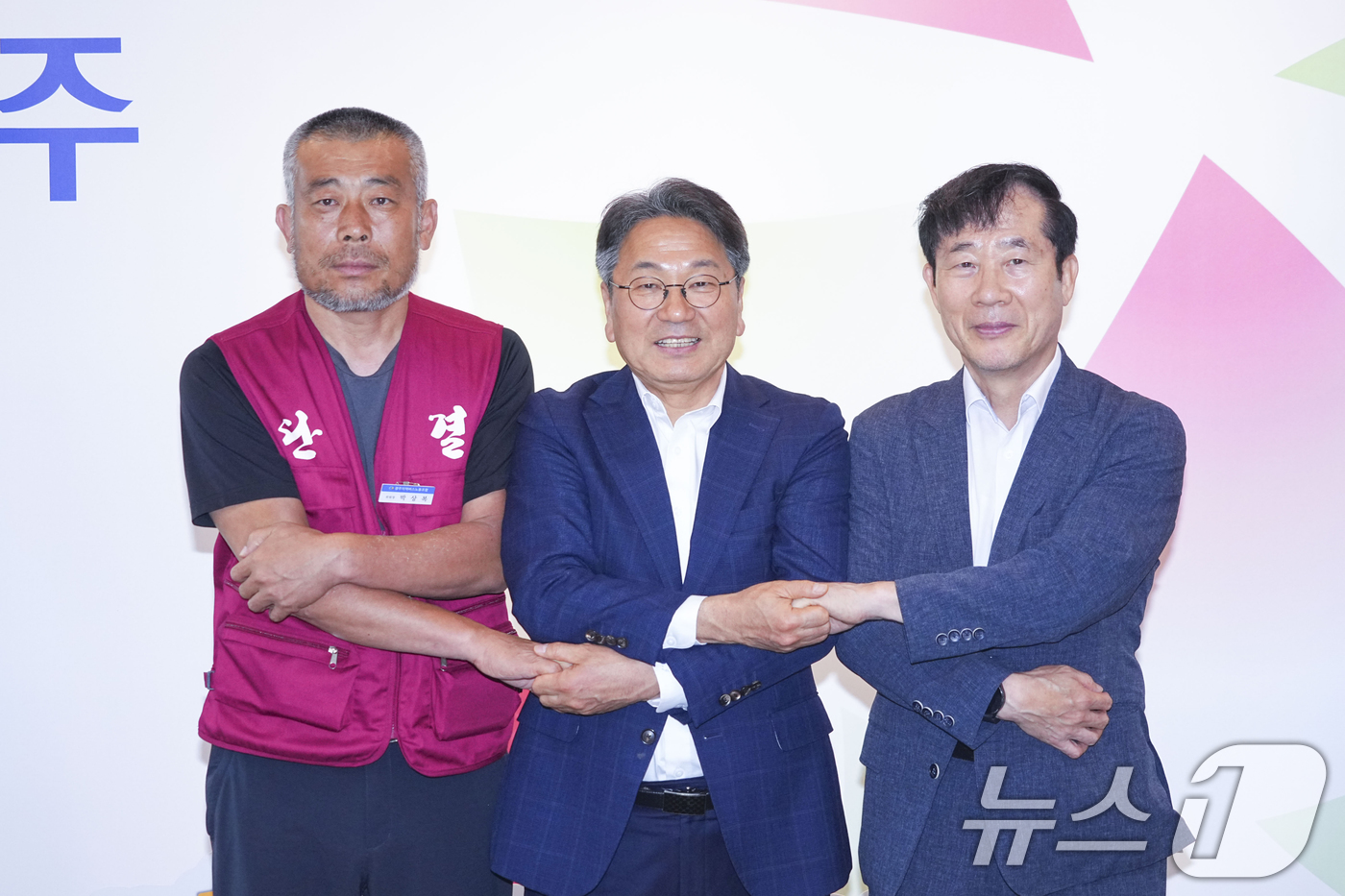 (광주=뉴스1) 박준배 기자 = 강기정 광주시장(가운데)이 20일 오전 시청 접견실에서 박상복 광주지역노조동조합 위원장(왼쪽), 임동춘 광주버스운송사업조합 이사장과 시내버스 노사 …