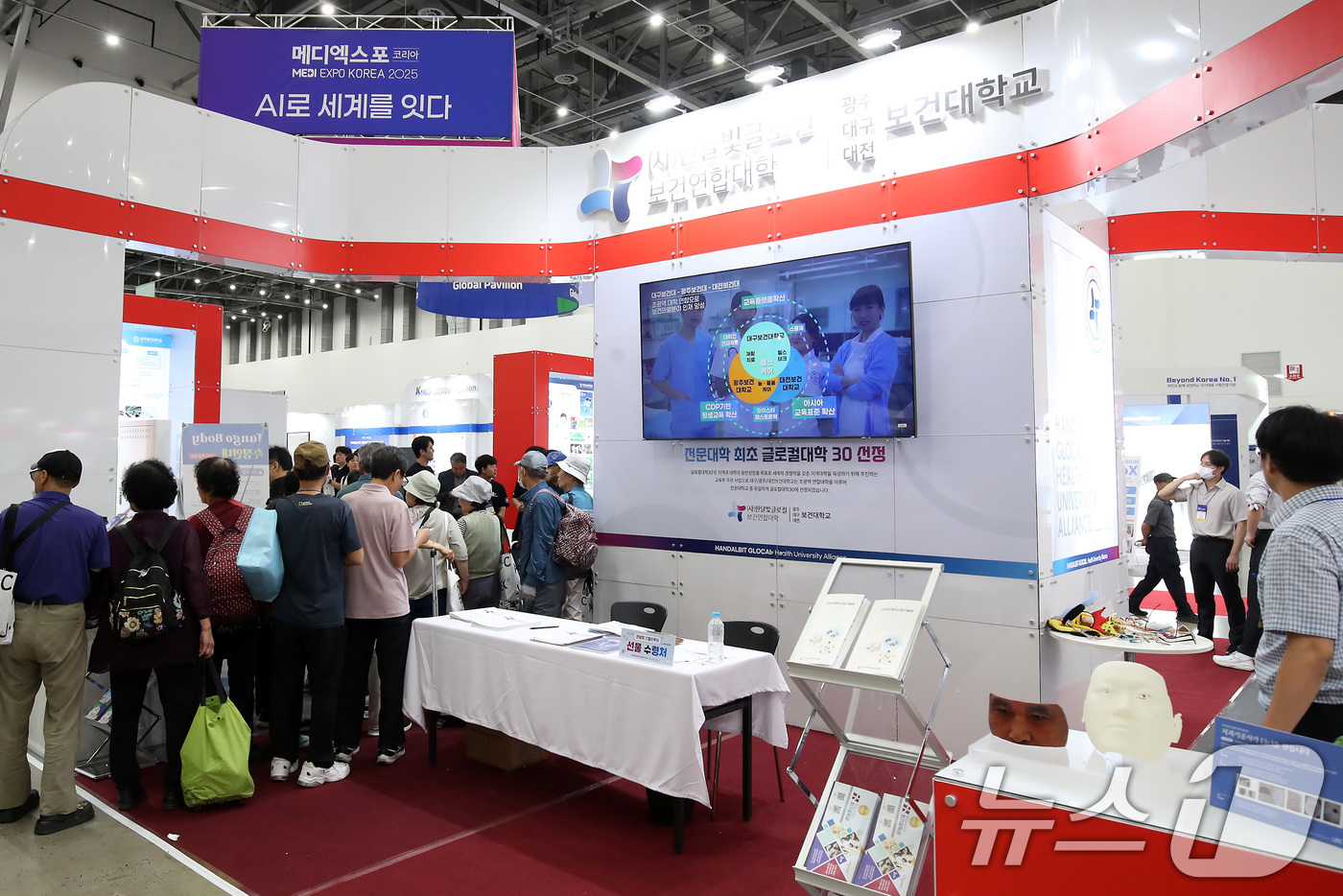 (대구=뉴스1) 공정식 기자 = 20일 대구 엑스코(EXCO)에서 개막한 '2025 메디엑스포 코리아'를 찾은 관람객들이 전문대 최초로 글로컬대학 30에 선정된 대구보건대·광주보건 …