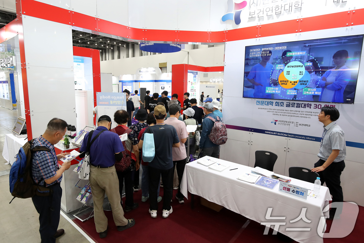 (대구=뉴스1) 공정식 기자 = 20일 대구 엑스코(EXCO)에서 개막한 '2025 메디엑스포 코리아'를 찾은 관람객들이 전문대 최초로 글로컬대학 30에 선정된 대구보건대·광주보건 …