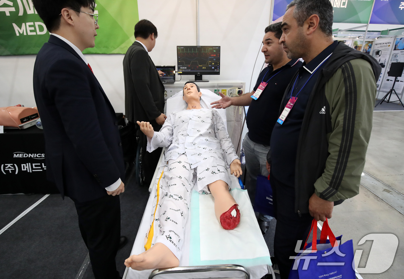 (대구=뉴스1) 공정식 기자 = 20일 대구 엑스코(EXCO)에서 개막한 '2025 메디엑스포 코리아'를 찾은 외국바이어가 간호대학이나 병원에서 실제 환자를 대신해 임상실습을 할 …