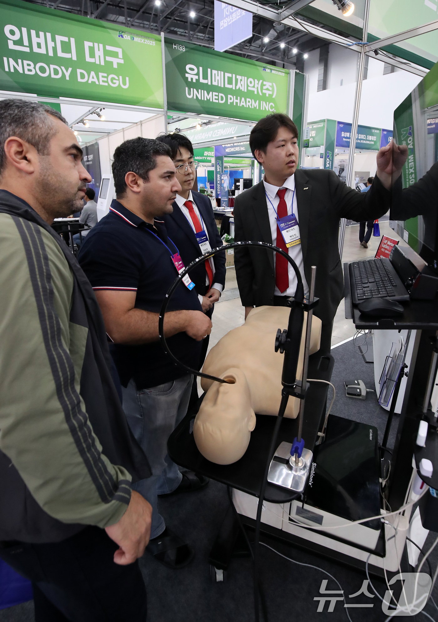 (대구=뉴스1) 공정식 기자 = 20일 대구 엑스코(EXCO)에서 개막한 '2025 메디엑스포 코리아'를 찾은 외국바이어가 초음파 시뮬레이터를 살펴보고 있다.디지털과 인공지능(AI …