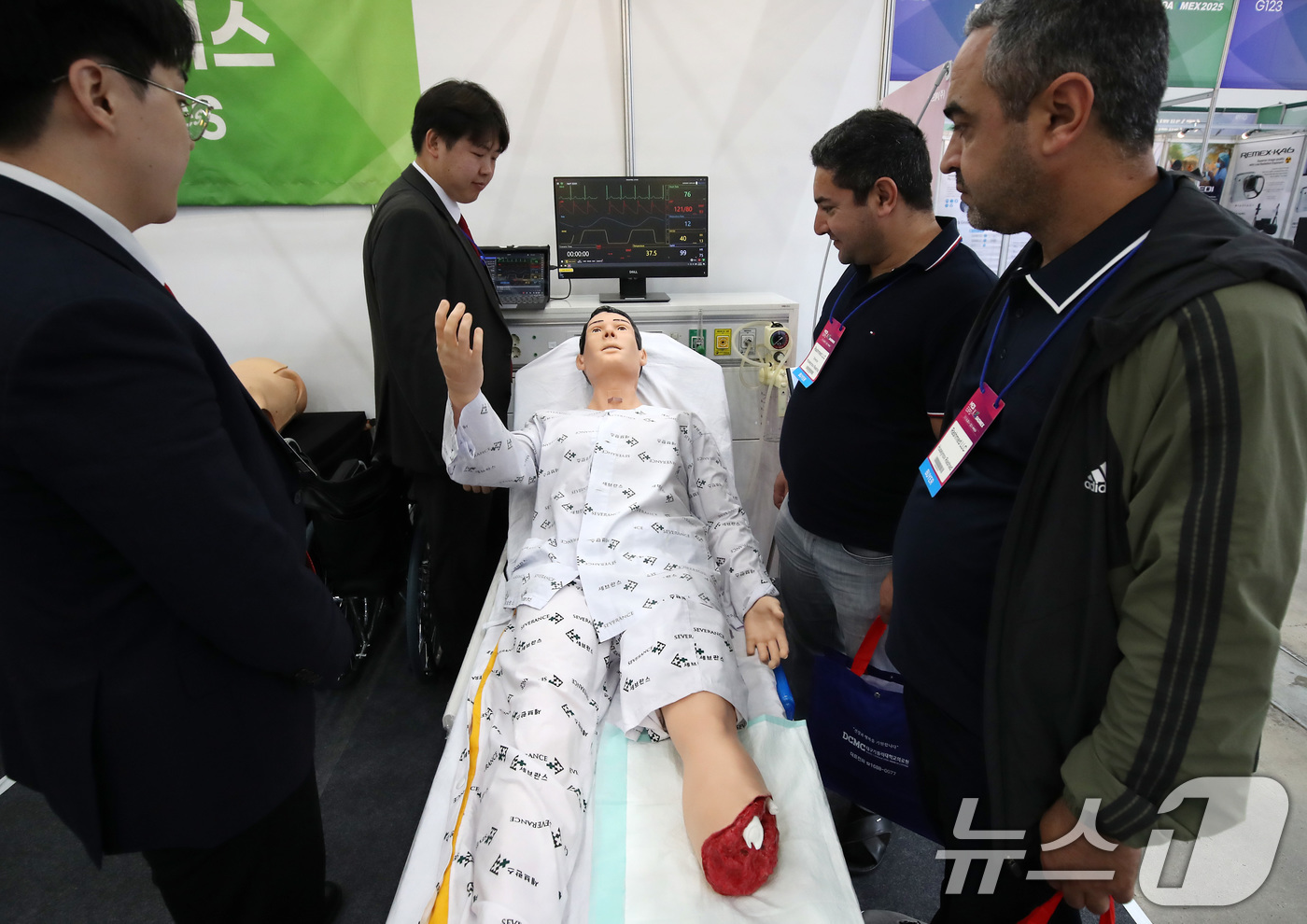 (대구=뉴스1) 공정식 기자 = 20일 대구 엑스코(EXCO)에서 개막한 '2025 메디엑스포 코리아'를 찾은 외국바이어가 간호대학이나 병원에서 실제 환자를 대신해 임상실습을 할 …