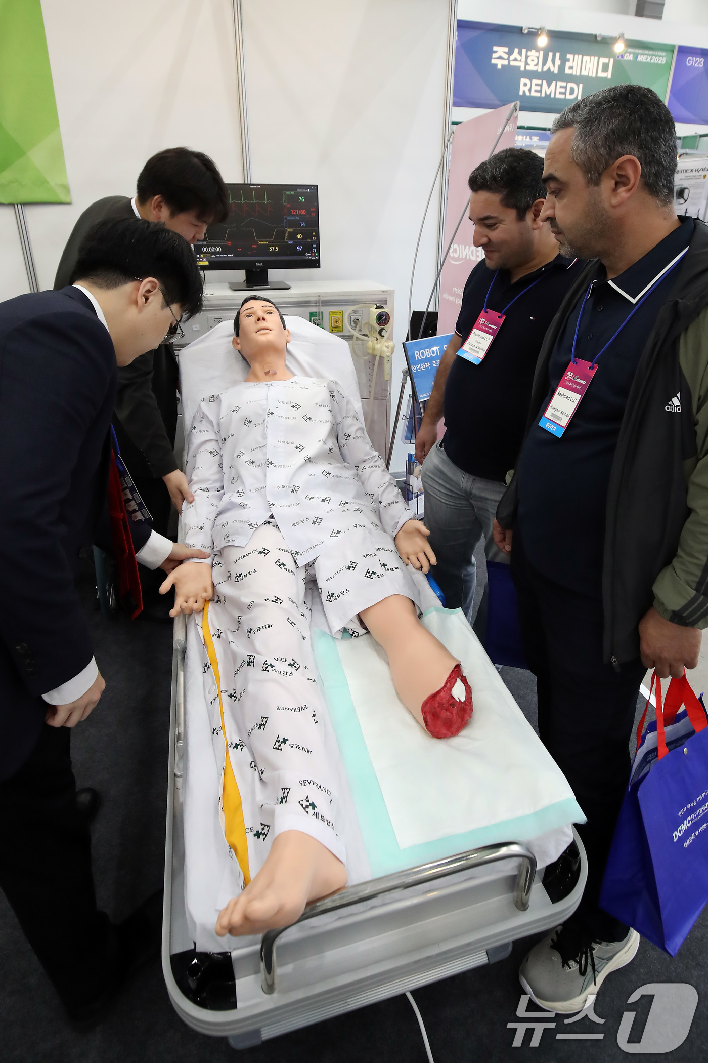 (대구=뉴스1) 공정식 기자 = 20일 대구 엑스코(EXCO)에서 개막한 '2025 메디엑스포 코리아'를 찾은 외국바이어가 간호대학이나 병원에서 실제 환자를 대신해 임상실습을 할 …