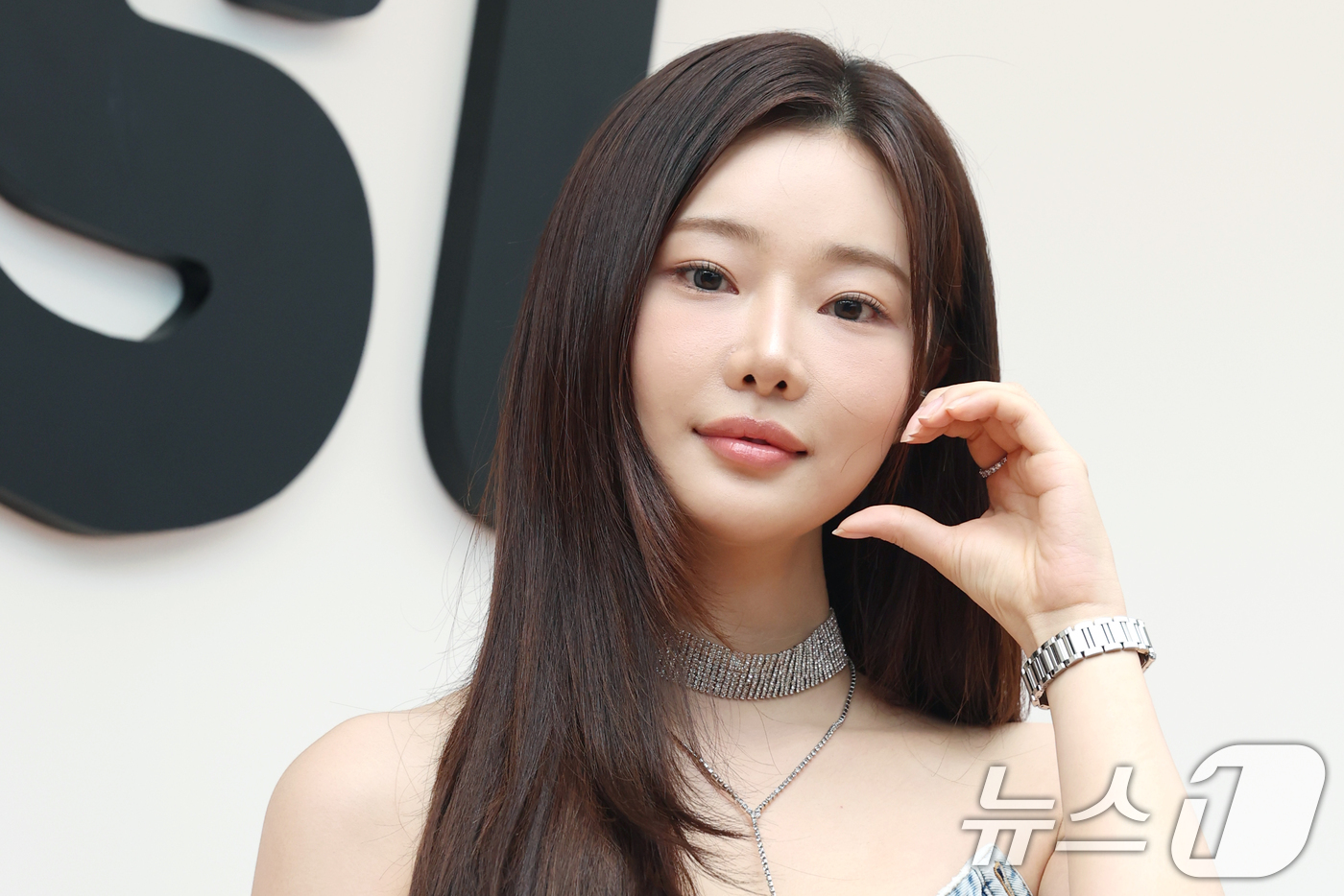 (서울=뉴스1) 권현진 기자 = '솔로지옥4' 이시안이 20일 오후 서울 강남구 꼴라보하우스 도산에서 열린 프리미엄 가전 브랜드 샤크닌자의 팝업 포토세션에 참석해 포즈를 취하고 있 …