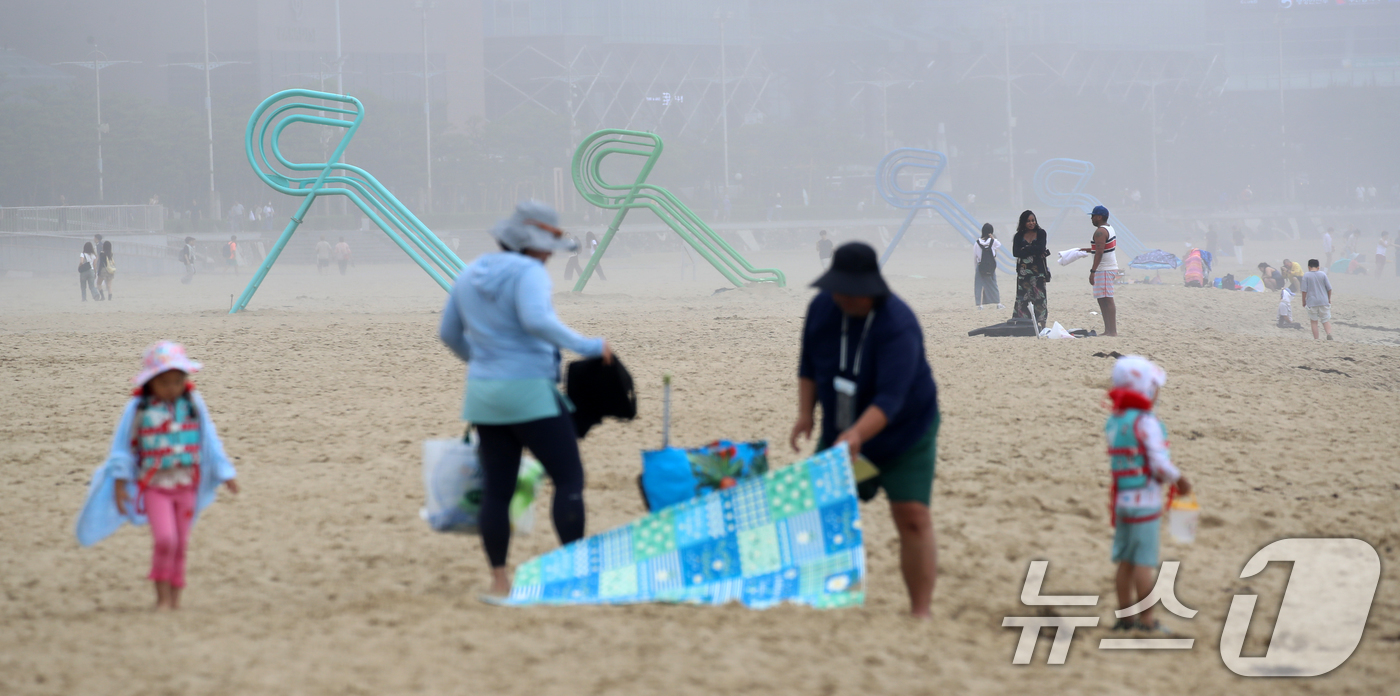 (부산=뉴스1) 윤일지 기자 = 20일 부산 해운대해수욕장 개장을 앞두고 설치된 망루 옆으로 관광객들이 해변을 거닐고 있다.부산 해운대·송정해수욕장은 오는 21일 개장하고, 광안리 …