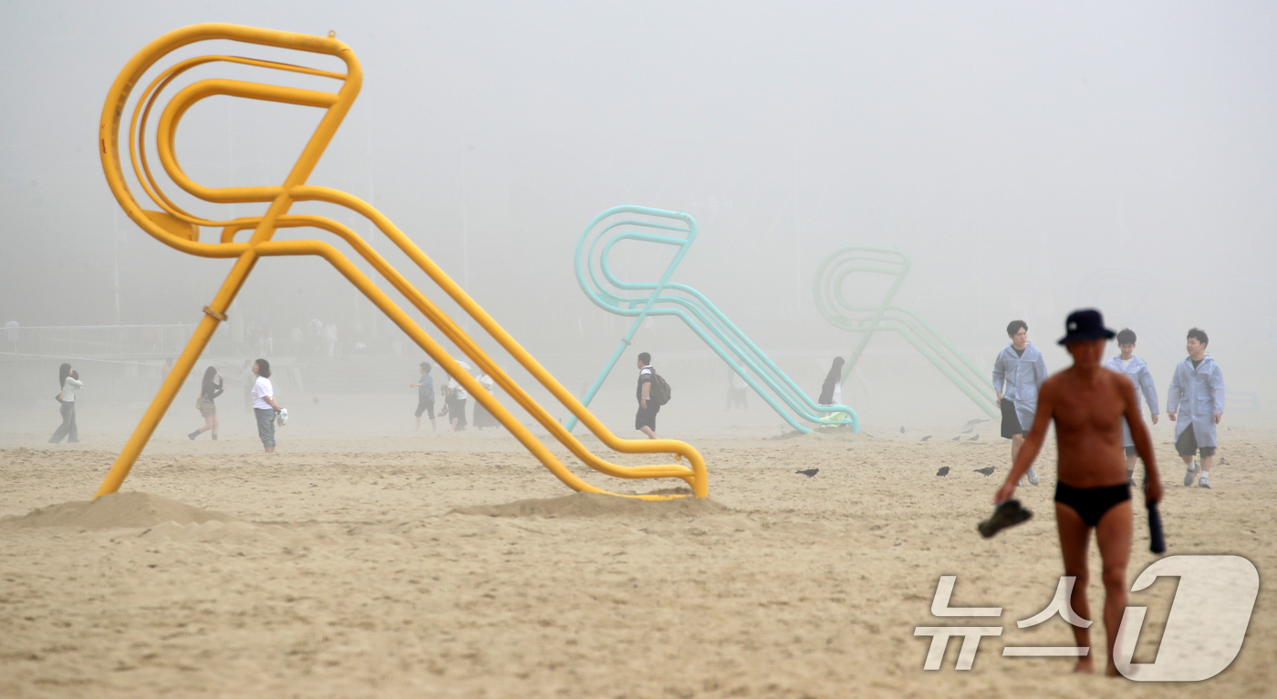 (부산=뉴스1) 윤일지 기자 = 20일 부산 해운대해수욕장 개장을 앞두고 설치된 망루 옆으로 관광객들이 해변을 거닐고 있다.부산 해운대·송정해수욕장은 오는 21일 개장하고, 광안리 …