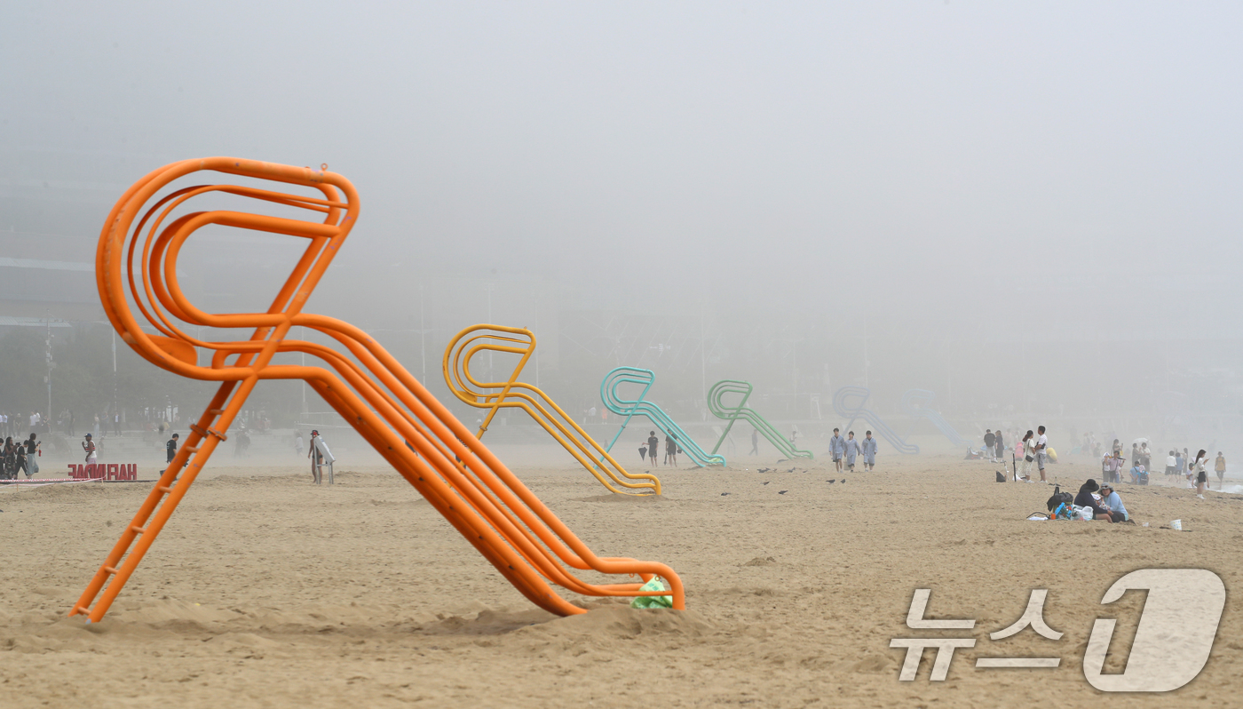 (부산=뉴스1) 윤일지 기자 = 20일 부산 해운대해수욕장 개장을 앞두고 설치된 망루 옆으로 관광객들이 해변을 거닐고 있다.부산 해운대·송정해수욕장은 오는 21일 개장하고, 광안리 …