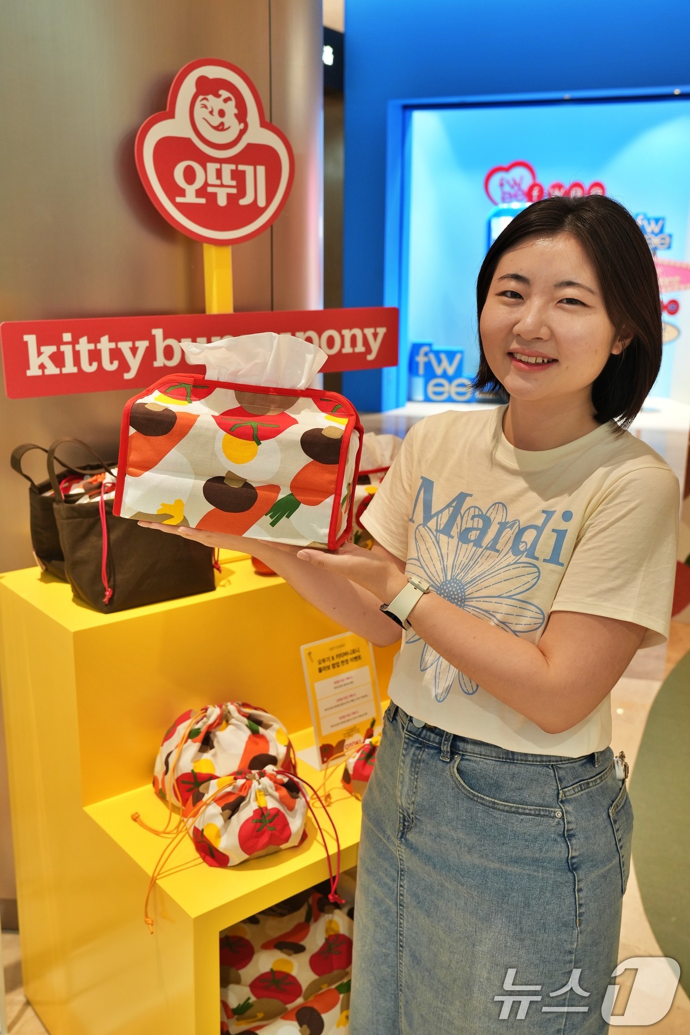 (서울=뉴스1) = 롯뎀백화점이 오는 7월 6일까지 잠실 롯데월드몰에서 라이프스타일 편집숍 '시시오시'와 오뚜기의 협업 팝업스토어를 선보인다고 20일 밝혔다.서울 송파구에 위치한 …