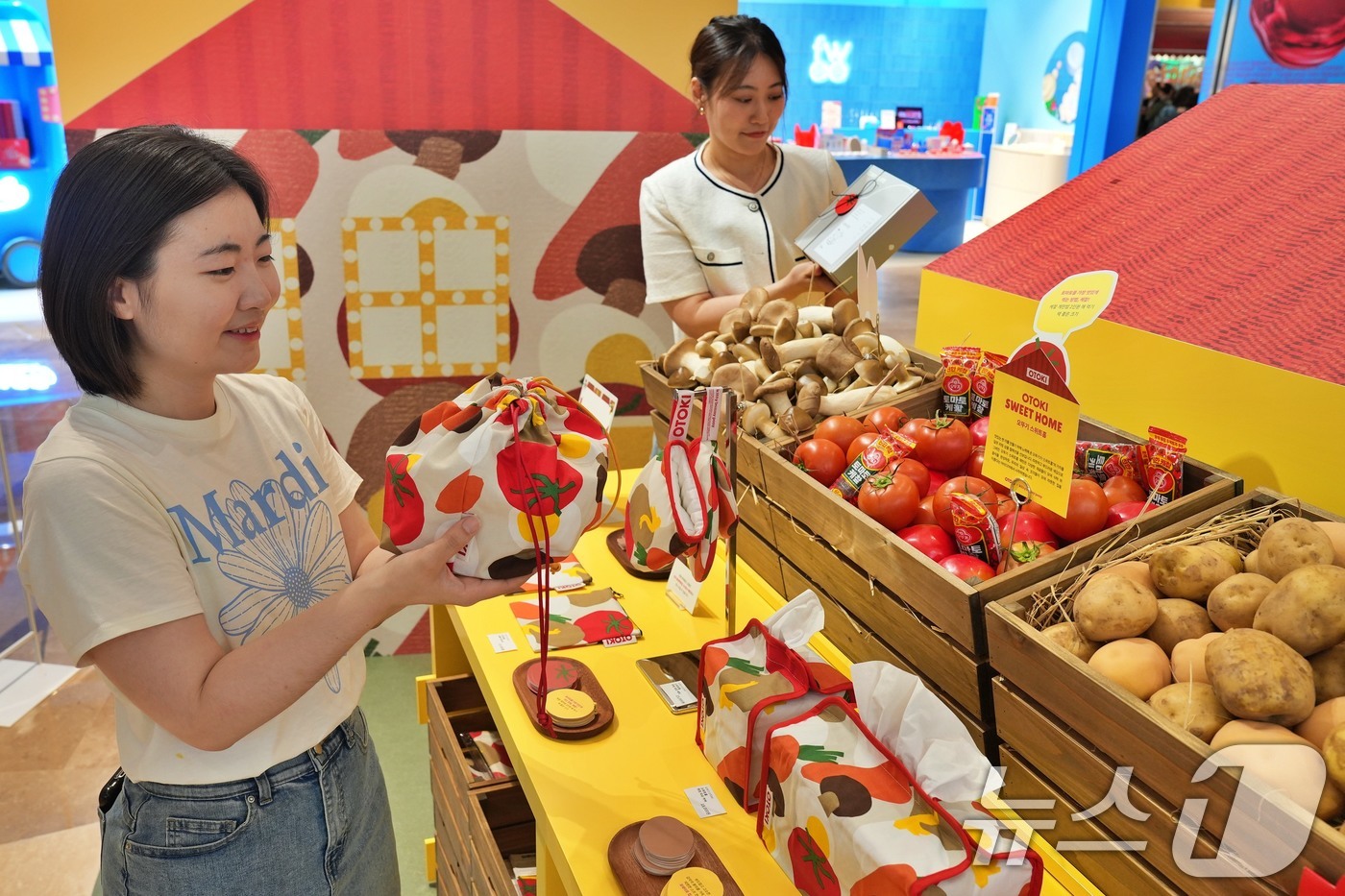 (서울=뉴스1) = 롯뎀백화점이 오는 7월 6일까지 잠실 롯데월드몰에서 라이프스타일 편집숍 '시시오시'와 오뚜기의 협업 팝업스토어를 선보인다고 20일 밝혔다.서울 송파구에 위치한 …