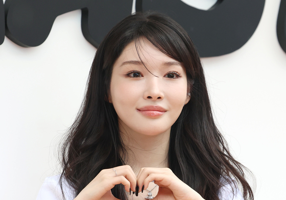 [단독] 청하, 박재범과 3년 동행 마무리…모어비전과 전속계약 종료