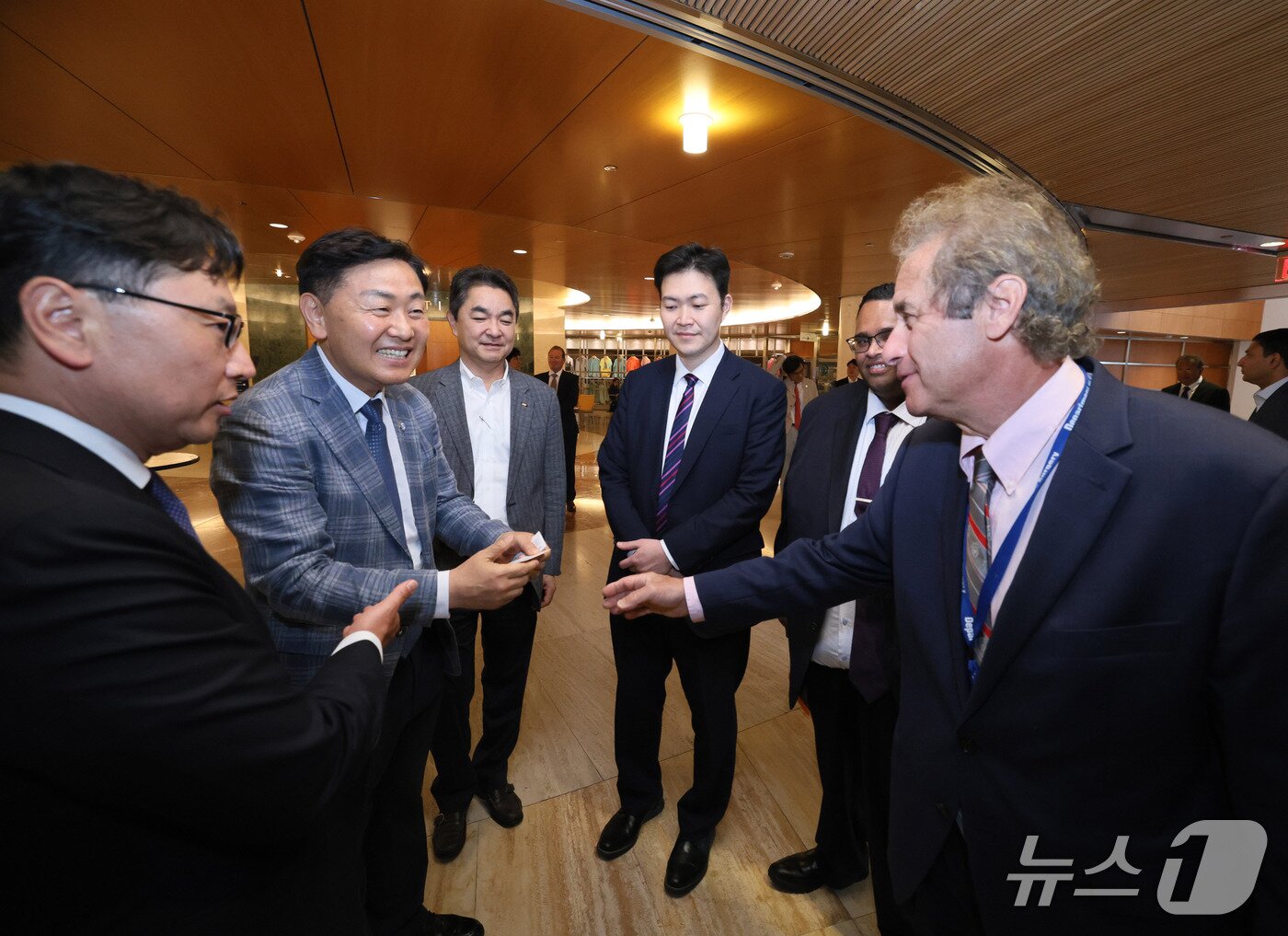 본문 이미지 - 미국을 방문한 김관영 전북지사가 19일&#40;현지시간&#41; 미국 미네소타주 로체스터 소재 세계적 의료기관 메이요클리닉을 방문, 관계자들과 인사를 나누고 있다. &#40;전북도 제공. 재판매 및 DB금지&#41;/뉴스1