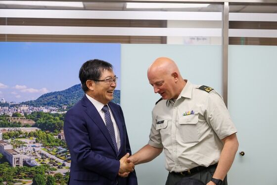네덜란드 국방대 사령관, 전쟁기념관 방문