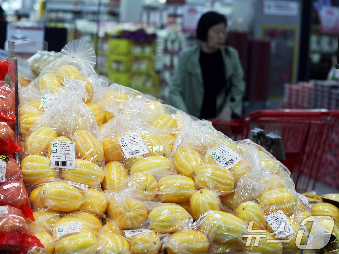 (서울=뉴스1) 황기선 기자 = 20일 서울시내 한 대형마트에 참외가 진열돼 있다.이날 한국은행에 따르면 지난 5월 생산자물가지수는 119.66으로 전월(120.14) 대비 0.4 …