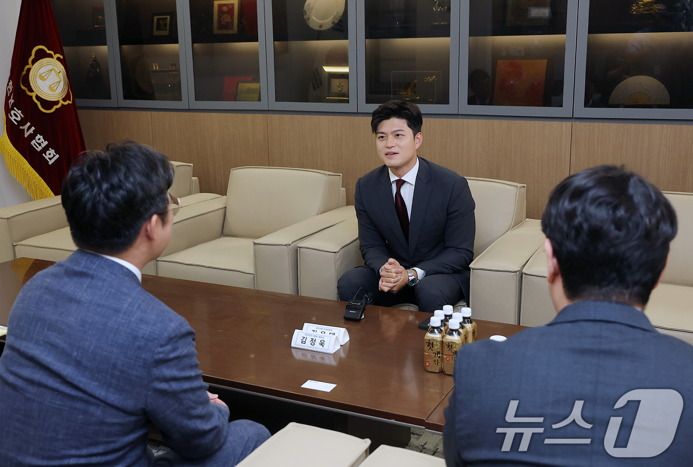 (서울=뉴스1) 민경석 기자 = 김용태 국민의힘 비상대책위원장이 20일 오후 서울 서초구 대한변호사협회를 찾아 김정욱 협회장과 환담을 나누고 있다.(공동취재) 2025.6.20/뉴 …