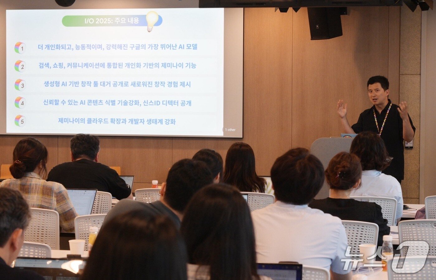 본문 이미지 - 김기환 구글코리아 커뮤니케이션즈 매니저가 서울 역삼동 구글 사무실에서 열린 제미나이 워크숍에서 발표하고 있다.&#40;구글 코리아 제공&#41;