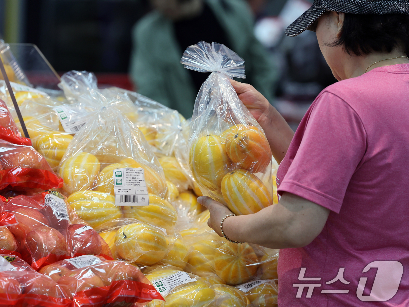 (서울=뉴스1) 황기선 기자 = 20일 서울시내 한 대형마트에서 고객이 참외를 고르고 있다.이날 한국은행에 따르면 지난 5월 생산자물가지수는 119.66으로 전월(120.14) 대 …