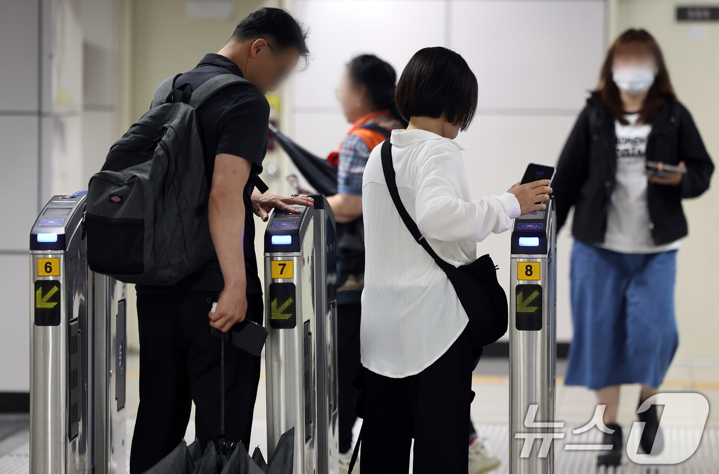 (서울=뉴스1) 이동해 기자 = 서울시가 오는 28일부터 지하철 기본요금을 현재보다 150원 오른 1550원으로 인상을 예고한 가운데 20일 서울의 한 지하철역에서 승객들이 오가고 …