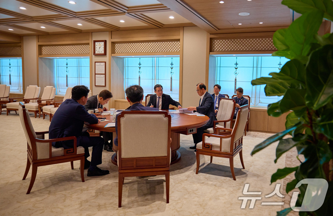 (서울=뉴스1) 박지혜 기자 = 대통령실은 20일 이재명 대통령이 지난 19일 서울 용산구 대통령실 청사에서 참모진과 회의 하는 모습을 SNS에 공개했다. (이재명 대통령 SNS. …